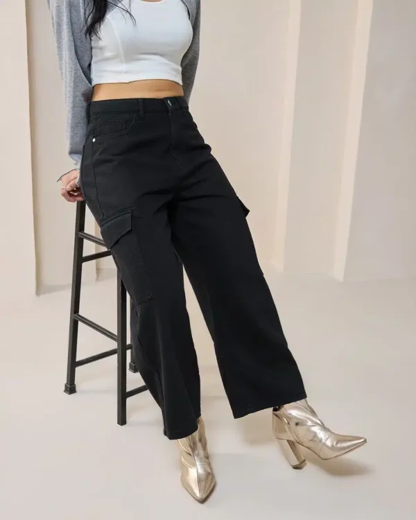 Women’s Black Baggy Stright Fit Cropped Cargo Jeans